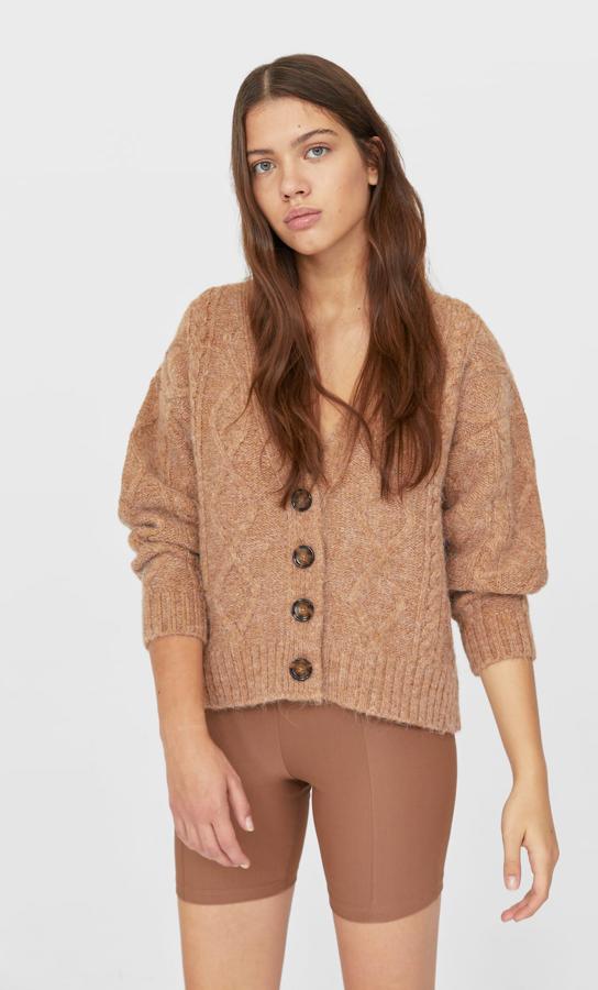 Chaqueta de punto trenzada con botones en color marrón. Rebajada de 25,99 a 15,99 euros.