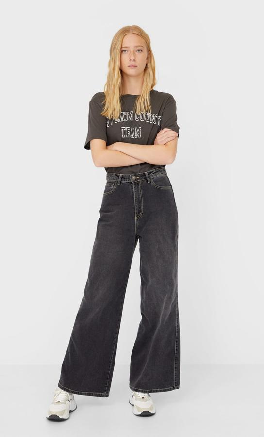 Pantalones vaqueros culotte en color negro lavado. Rebajado de 29,99 a 19,99 euros.