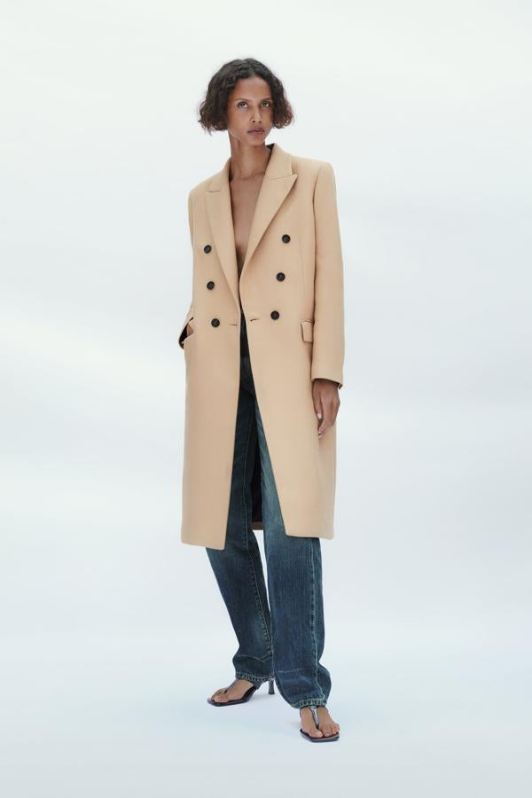Abrigo de estilo masculino en color arena y con doble botonadura de las rebajas de Zara (49,99 euros)