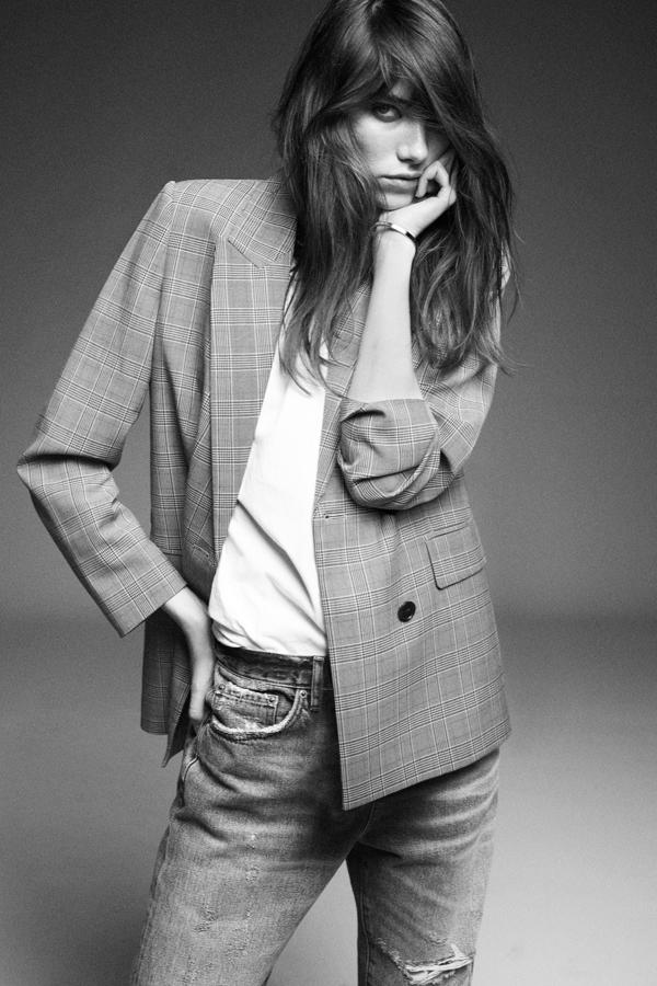 Americana con estampado de cuadros y doble botonadura de las rebajas de invierno de Zara (29,99 euros)