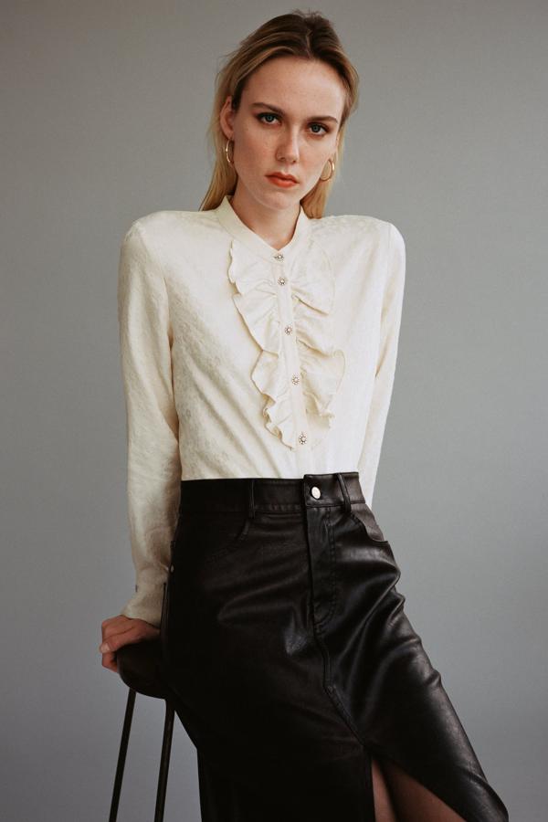 Blusa de manga larga en color crudo con volantes y botones joya de las rebajas de Zara (19,99 euros)