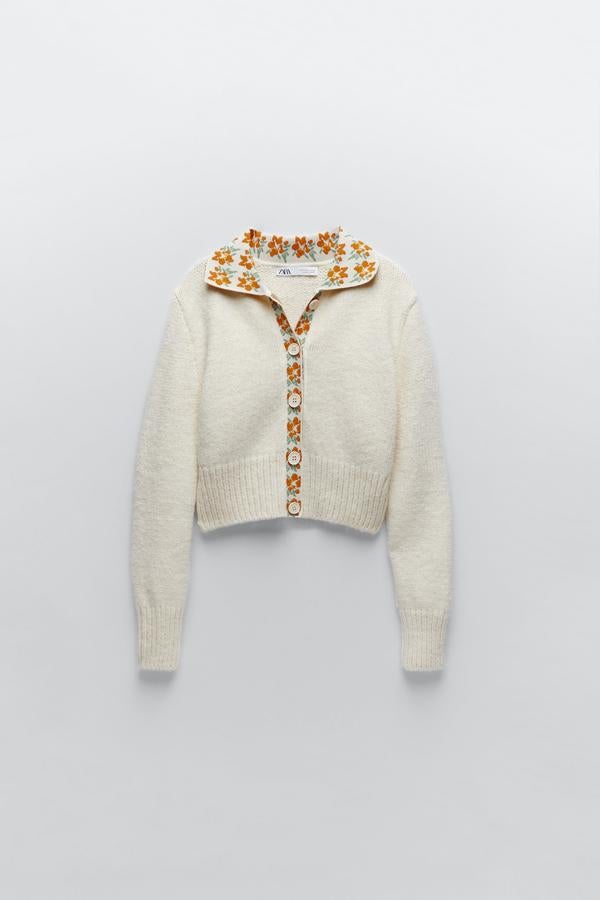Chaqueta en color crudo con detalles de flores multicolor de las rebajas de Zara (19,99 euros)