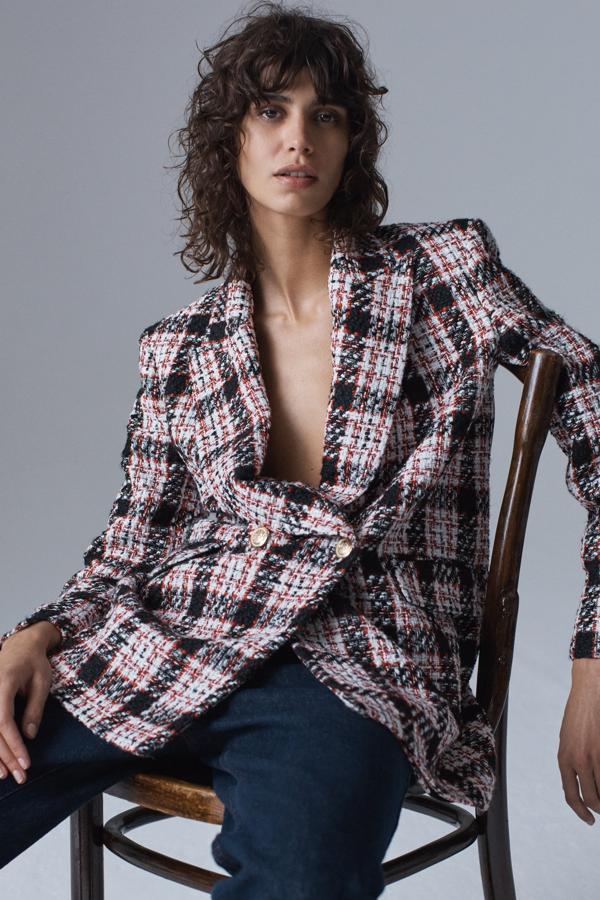 Americana cruzada en tweed con doble botonadura de Zara (29,99 euros)