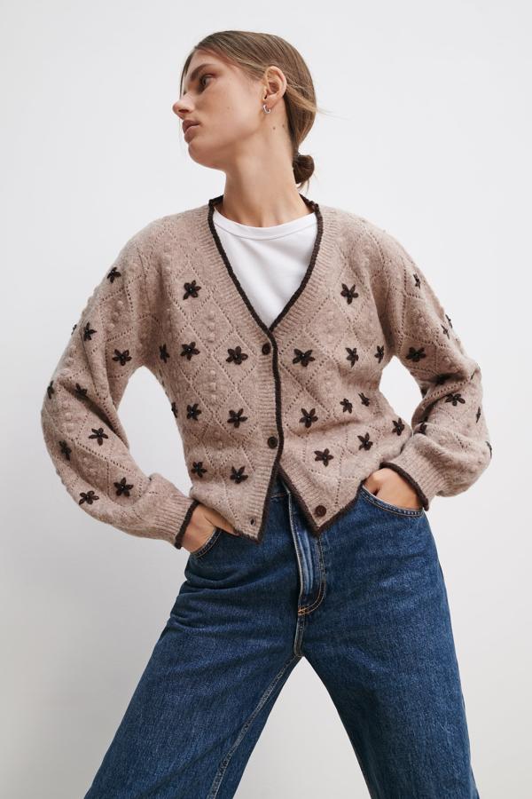 Chaqueta color camel con bordados de flores en marrón de las rebajas de Zara (29,99 euros)