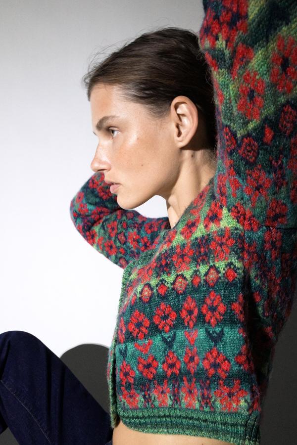 Chaqueta con estampado jaquard en tonos rojos y verdes de las rebajas de Zara (19,99 euros)