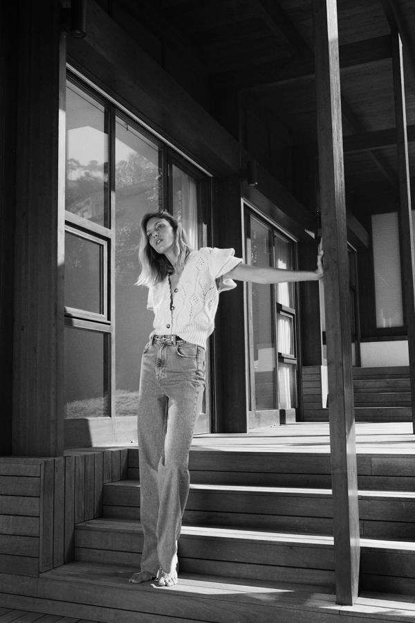 Chaleco de punto en color crudo con volantes de las rebajas de Zara (17,99 euros)