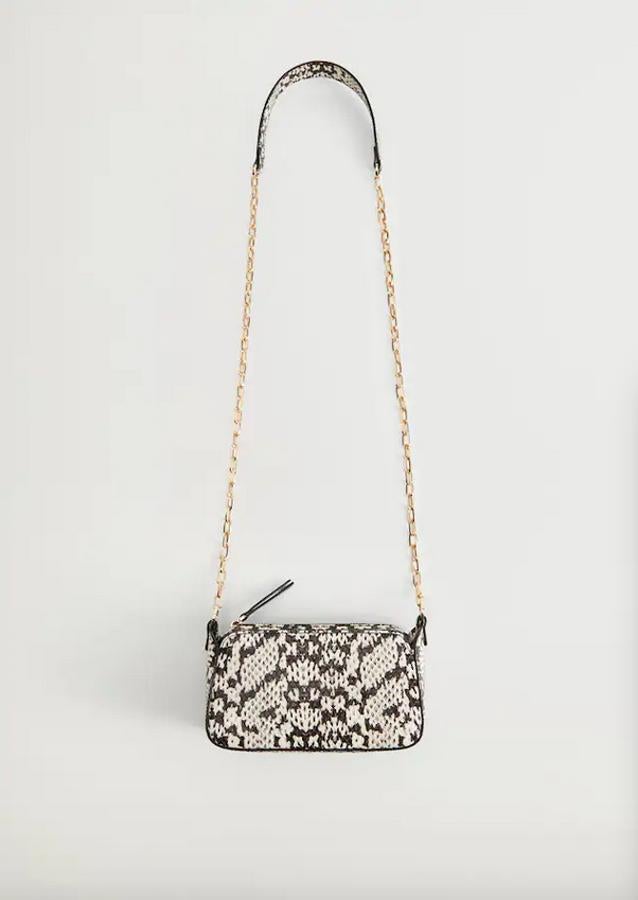 En formato mini, con efecto piel de serpiente, asa larga de cadena y cierre de cremallera superior, este bolso de Mango costaba 15,99 euros y ahora podemos comprarlo por 9,99 euros.