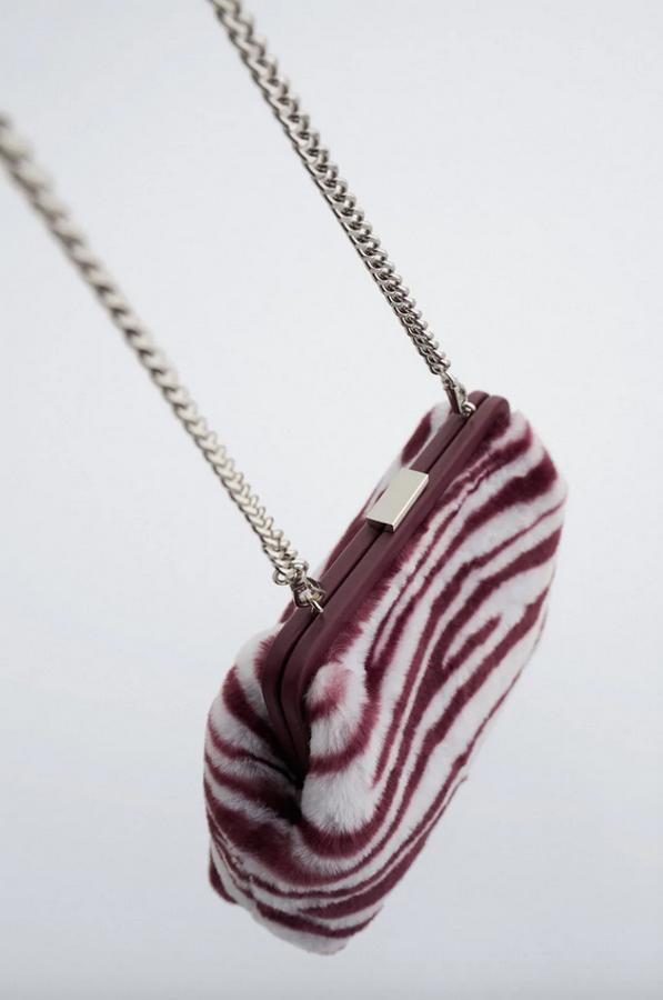 Estampado animal tipo pelo en burdeos y gris para esta bandolera con asa de hombro con cadena extraíble y cierre de pieza metálica en plateado de Zara que costaba 29,95 euros y ahora podemos comprar por 19,99 euros.