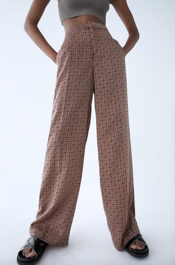 Este pantalón pijamero de Zara en gris topo, con tiro alto, bolsillos laterales y cierre frontal con cremallera, botón interior y gancho costaba 25,95 euros y ahora podemos comprarlo por 15,99 euros entre las tallas XS y XXL.