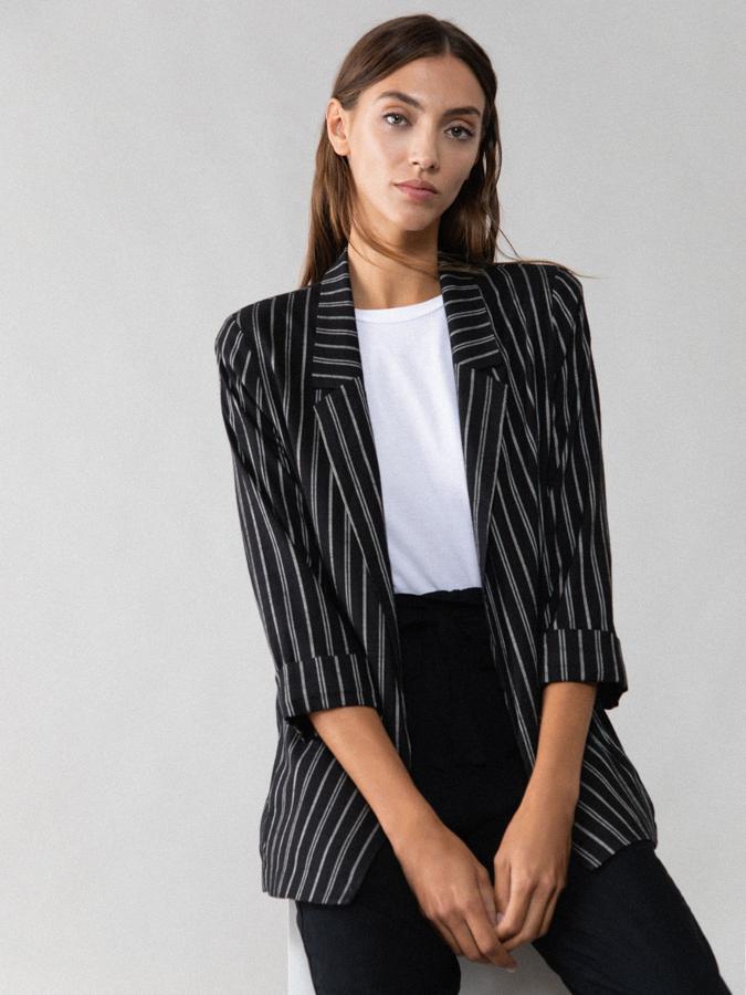 En color negro con estampado de rayas en blanco, esta blazer fluida con mangas con vuelta en los puños y bolsillos delanteros invisibles costaba 17,99 euros y ahora podemos comprarla por 9,99 euros entre las tallas S y XL.