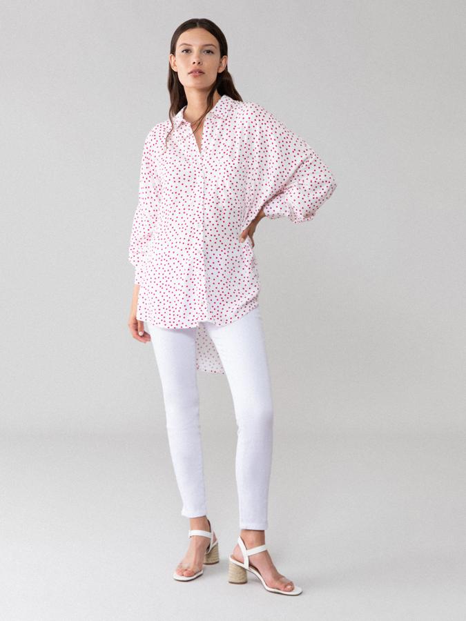 Esta camisa blanca con lunares rojos viene con bolsillo de plastrón en el pecho, bajo asimétrico y está confeccionado en tejido fluido con efecto flameado. Está disponible en las tallas S, M y L por 5,99 euros (antes 12,99 euros).