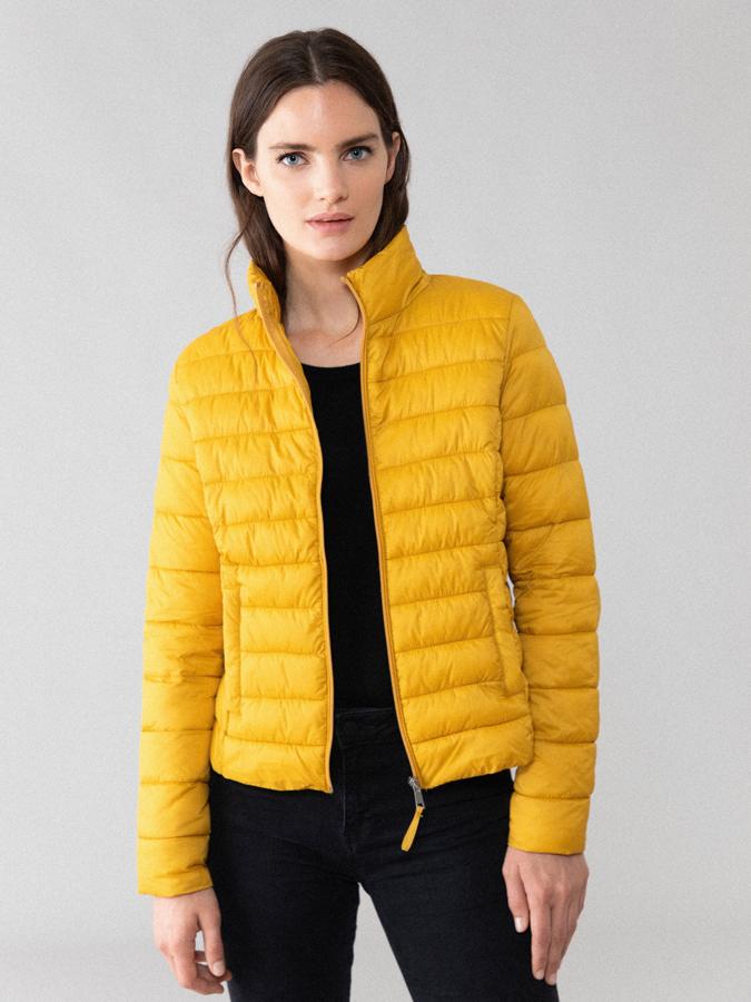 Diseño entallado y cuello subido para esta cazadora básica acolchada en color mostaza, con bolsillos delanteros de vivo y cierre frontal de cremallera. De 17,99 euros ha pasado a costar 9,99 euros y podemos encontrarla en las tallas M, L y XL.