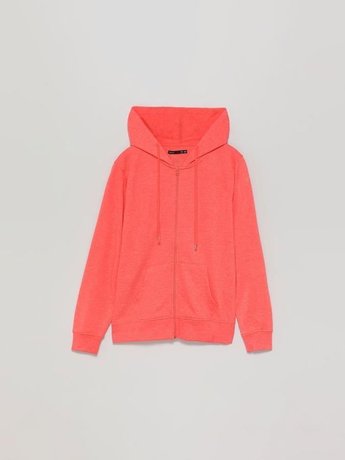 En color coral, con capucha ajustable con cordones, bolsillos delanteros tipo canguro y cierre frontal de cremallera a tono, esta chaqueta de chándal costaba 9,99 euros y ahora podemos encontrarla por 5,99 euros entre las tallas S y XL.