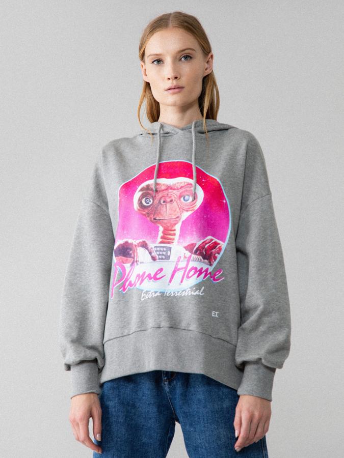Con capucha, manga de hombro caído y estampado ochentero con ET en tonos rosas, esta sudadera gris costaba 15,99 euros y ahora podemos comprarla entre las tallas S y XL por 9,99 euros.