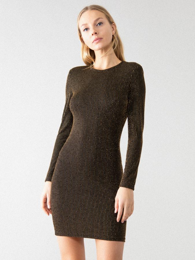 Diseño ajustado, hombreras y cuello redondo para este vestido confeccionado en tejido elástico de canalé con hilo brillante. De 12,99 euros ha pasado a costar 7,99 euros y está disponible entre las tallas XS y L.