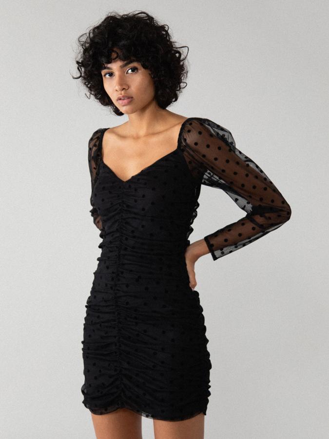 Disponible en fucsia o en negro estampado y en negro liso, este vestido de tul con manga larga, escote delantero y trasero de pico y frunces en toda la prenda, costaba 17,9 euros y ahora está por 9,99 euros.