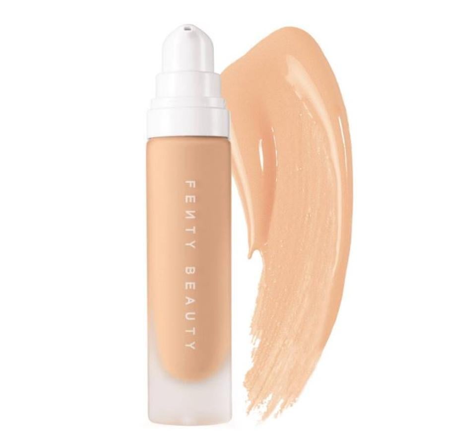 Pro Filt'r Soft Matte Longwear Foundation de Fenty Beauty  es la base de maquillaje de Rihanna que proporciona a la piel un acabado liso al instante, sin brillos y con los poros difuminados, con una cobertura que se puede ajustar con facilidad de intermedia a total. Rebajada de 33,99 a 18 euros.