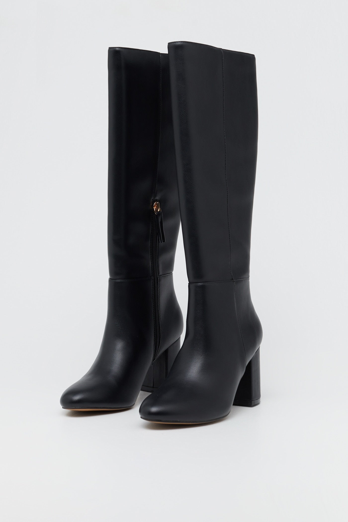 Botas negras lisas de caña alta con tacón cómodo, perfectas para llevar todos los días de la semana. Ahora: 29,99 euros.