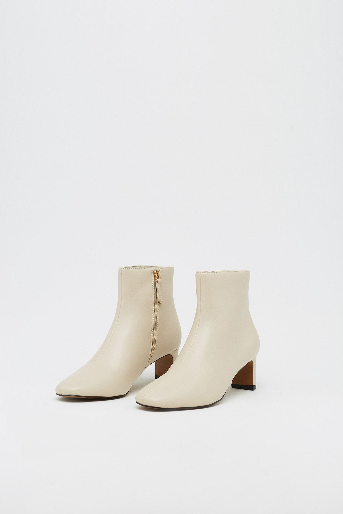 El calzado blanco también es para el invierno, estos botines son pura tendencia y te harán ganar en estilo. (21,99 euros).