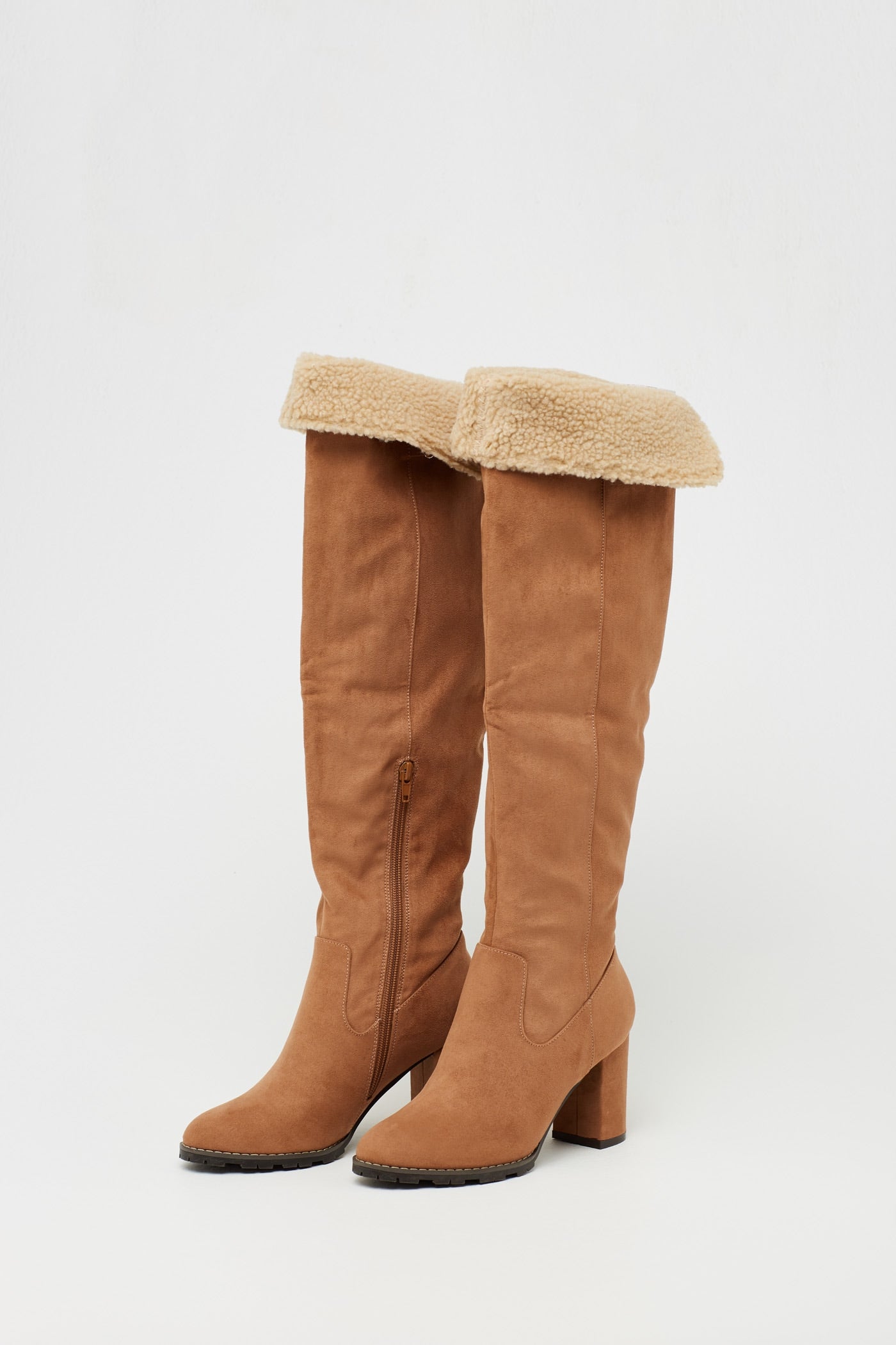 Bota alta de efecto ante con borreguito interior. ¡Las más calentitas! Encuéntralas en las rebajas de Sfera por 29,99 euros.