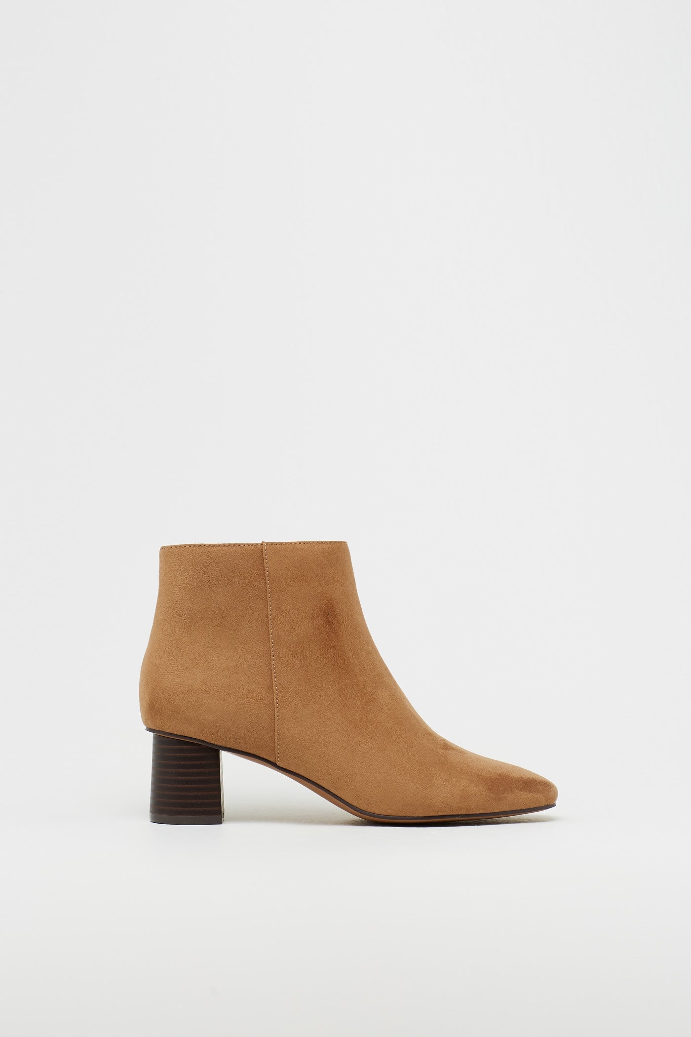 Botines de ante en color camel, ideales para combinar con vestidos, con vaqueros, con faldas... Ahora: 21,99 euros.