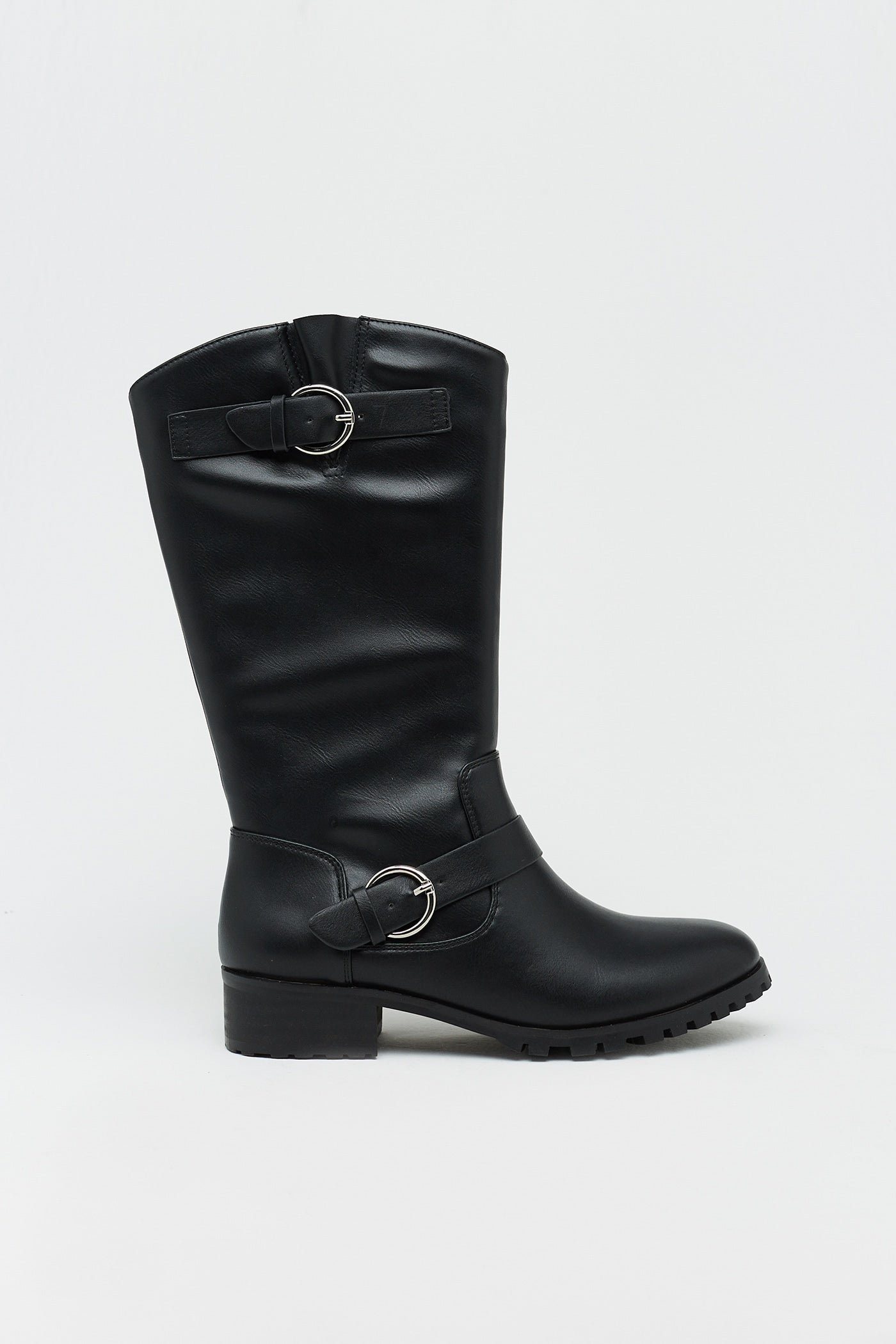 Botas moteras de las rebajas de Sfera con el tacón justo para estilizar las piernas sin incomodidades. Un best seller rebajado de 39,99 euros a 29,99 euros. La mejor inversión del invierno.