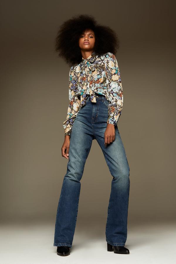 Blusa con estampado de flores azules y lazada al cuello de la nueva colección de Zara (25,99 euros)
