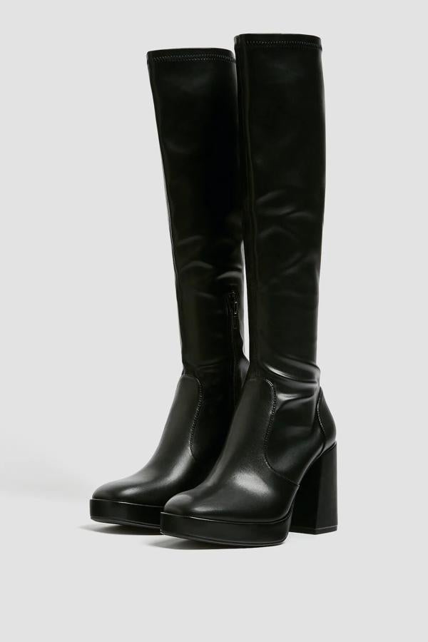 Disponible por el momento en todas sus tallas, desde la 35 a la 41, esta bota de caña alta con tacón de 9,5 centímetros tiene un precio de 36,79 euros.