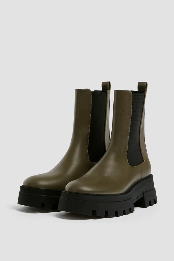 En color verde caqui, este botín Chelsea con detalle de elásticos en color negro en los laterales cuenta con suela tipo track de 6 centímetros de altura y un precio rebajado de 29,99 euros.