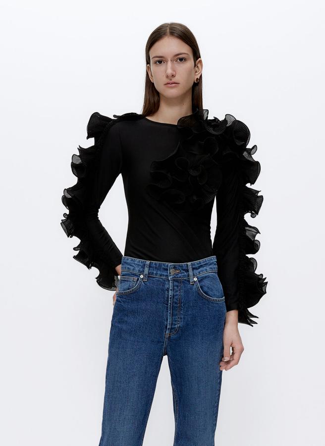 Esta camiseta negra con cuello redondo y manga larga con detalle de volantes plisados cuenta con detalle de flores y tiene un precio rebajado de 29,95 euros.