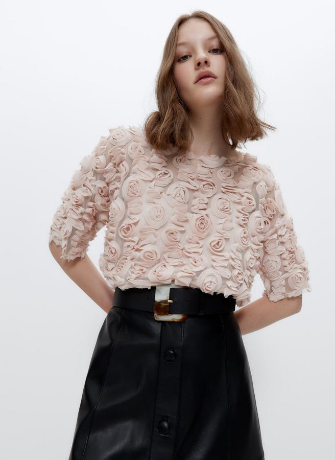 Con apliques de flores, esta camiseta de manga corta de tul cuenta con cuello redondo y forro interior elástico. Con las rebajas, tiene un precio de 39,95 euros.