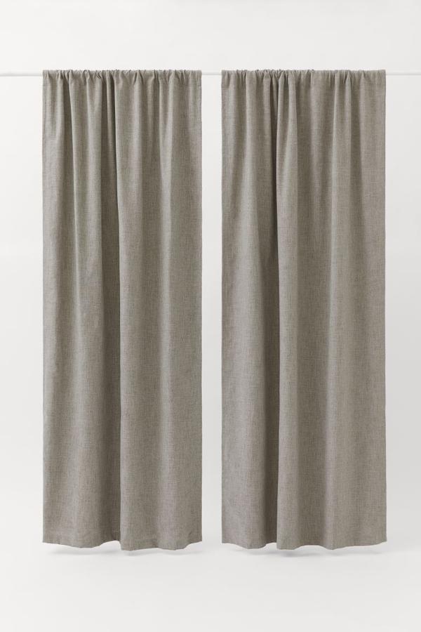 Este juego de cortinas opacas lo puedes encontrar en las rebajas de H&M por 69.99 euros (antes, 99 euros).