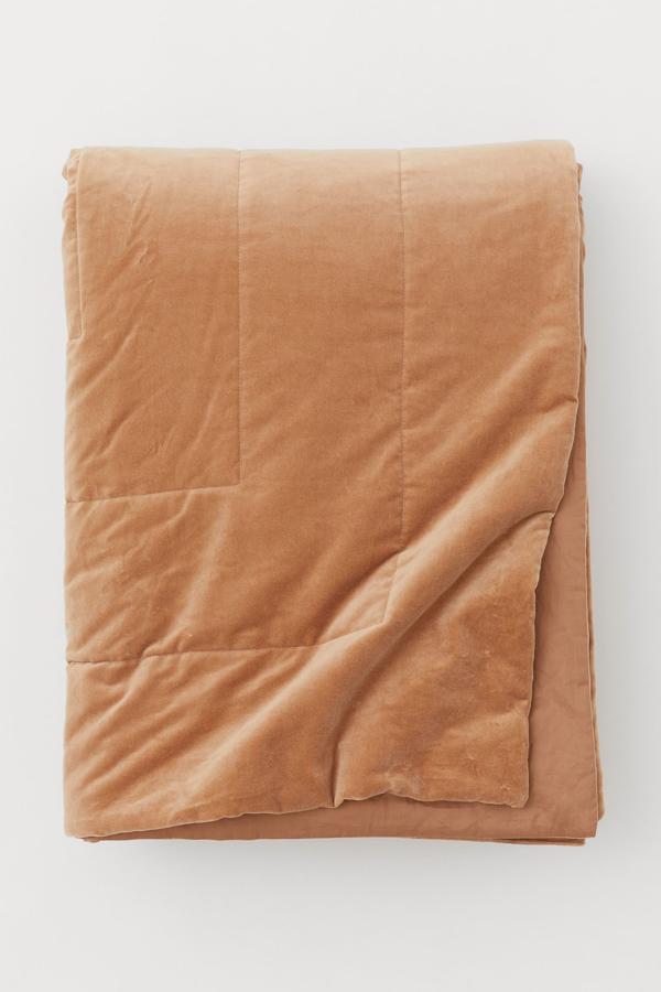 Este cubrecamas de terciopelo color melocotón pasa de 179 a 129 euros en las rebajas de H&M Home.