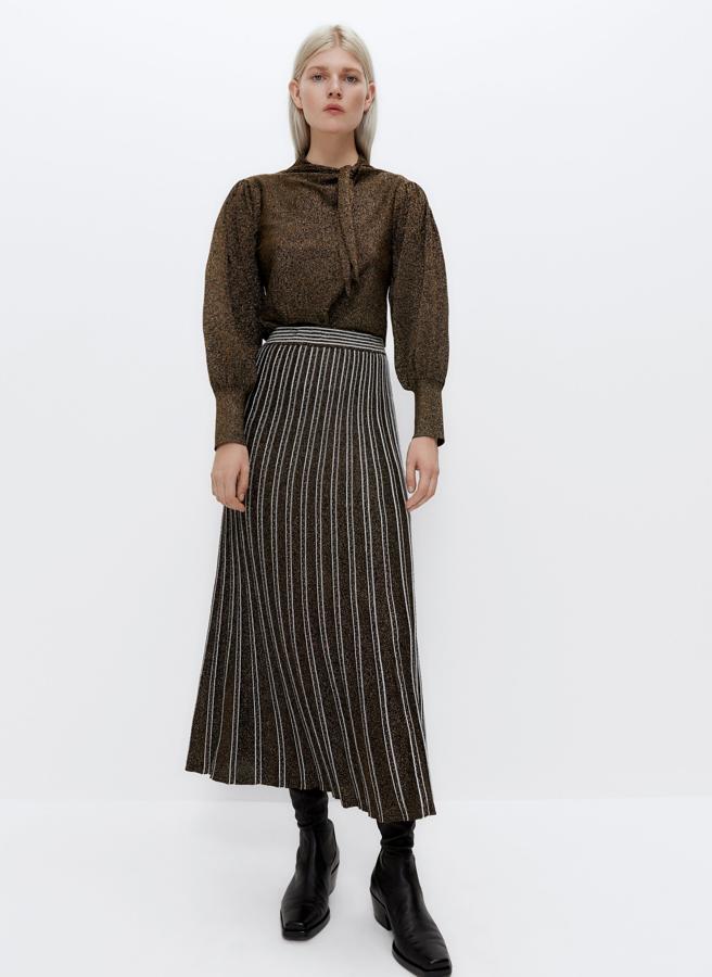 Con efecto listado vertical, esta falda de punto en color dorado cuenta con detalles en hilo metalizado y cintura elástica. Con las rebajas tiene un precio de 39,95 euros.