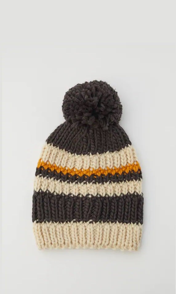 Gorro beanie de punto grueso con estampado de rayas y detalle de pompón. (7,99 euros).