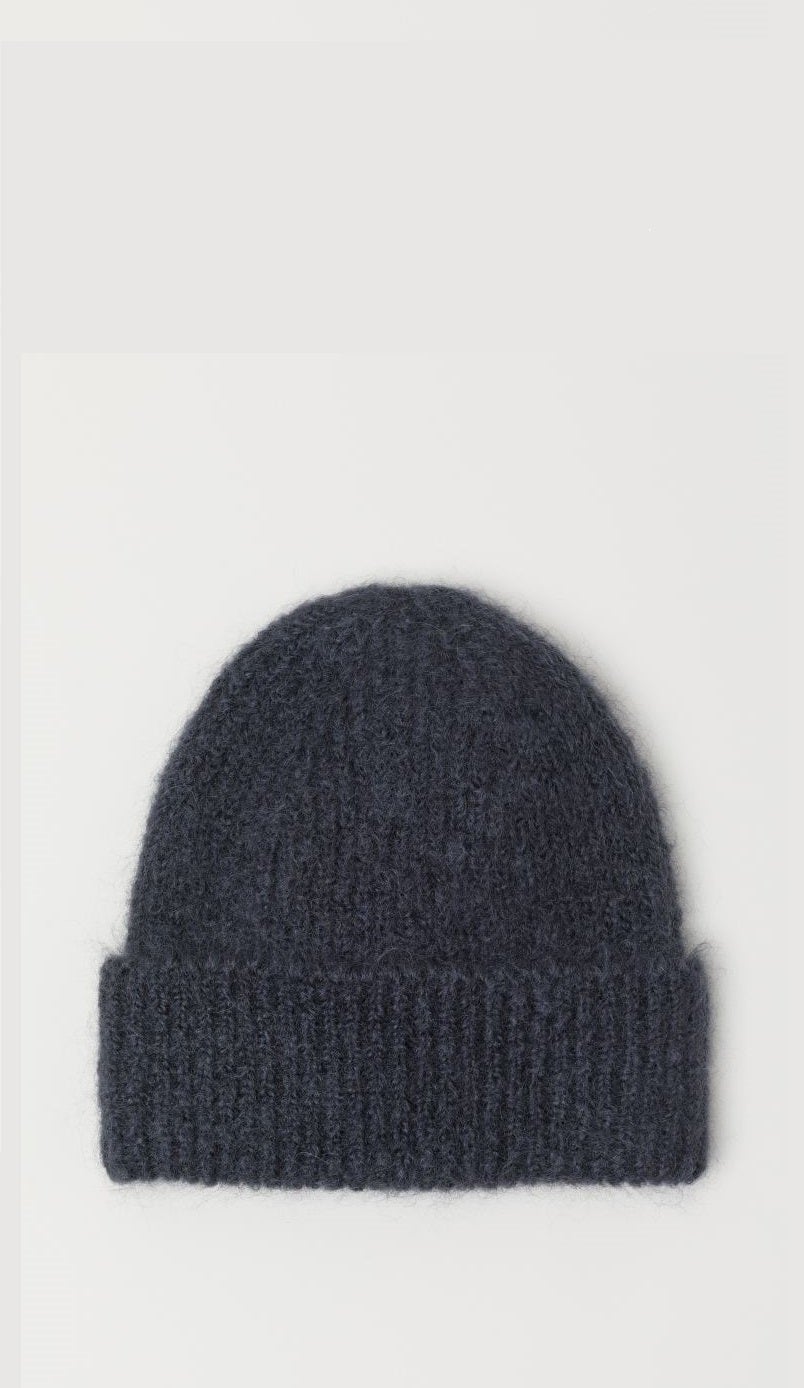 Si buscas un tejido más especial, este de H&M está hecho de punto canalé con mezcla de mohair. (39,99 euros).