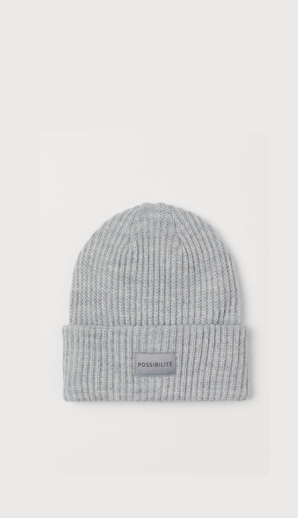 En gris y de punto canalé. Un gorro que queda perfecto en cualquier estilismo. (7,99 euros).