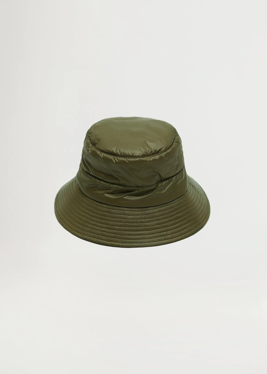 El bucket acolchado en verde kaki, un imprescindible. (9,99 euros).