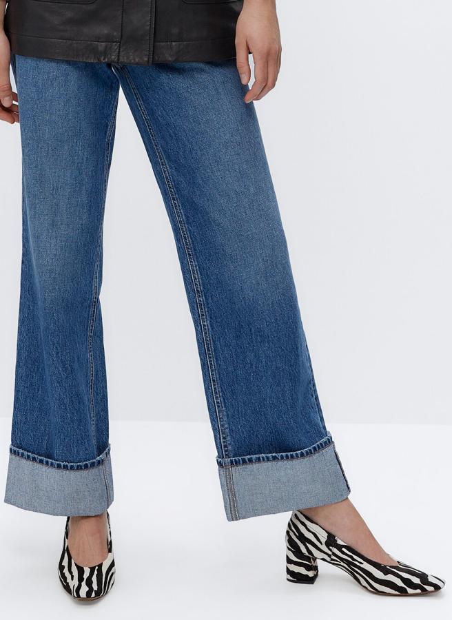 Este zapato de tacón tipo salón de piel con pelo de vaca y print de cebra cuenta con frunce con elástico en el tablón y tacón ancho. Tiene un precio rebajado de 49,95 euros.