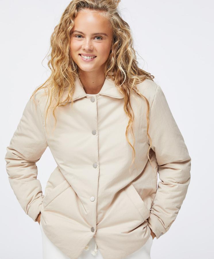 En color crudo, esta chaqueta acolchada en tejido repelente al agua y aislante térmico tiene un precio rebajado de 22,99 euros.