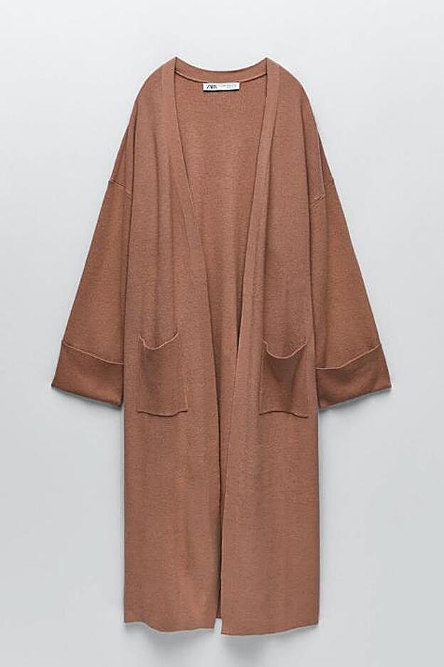 Con diseño abierto y bolsillos delanteros, esta chaqueta larga será una de tus prendas imprescindibles esta temporada.