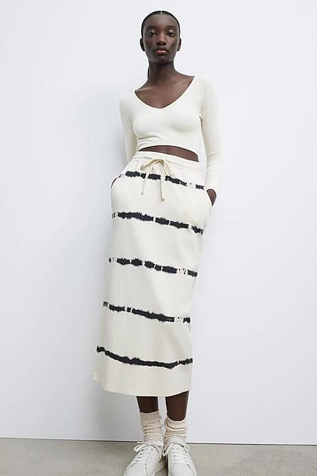 Con cintura elástica y bolsillos, esta falda midi es de lo más favorecedora.