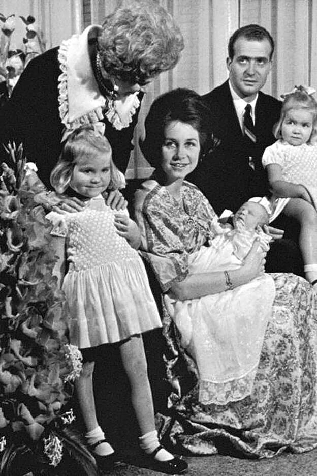 La reina Federica con los Reyes y sus nietos, Gtres.