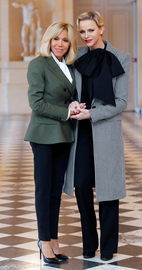 El maxi lazo de la blusa de Charlene de Mónaco es la clave que eleva hasta el infinito este look 'total blacl' con abrio de pata de gallo de Charlene de Mónaco.