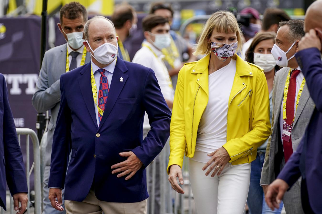 En el Gran Premio de Mónaco de Fórmula 1 vimos uno de los looks más cañeros y atrevidos de Charlene de Mónaco, que además de llevar una chaqueta amarilla digna de La Vecina Rubia,  lanzó un 'zasca' con su mascarilla a quienes la tachan de 'princesa triste'.