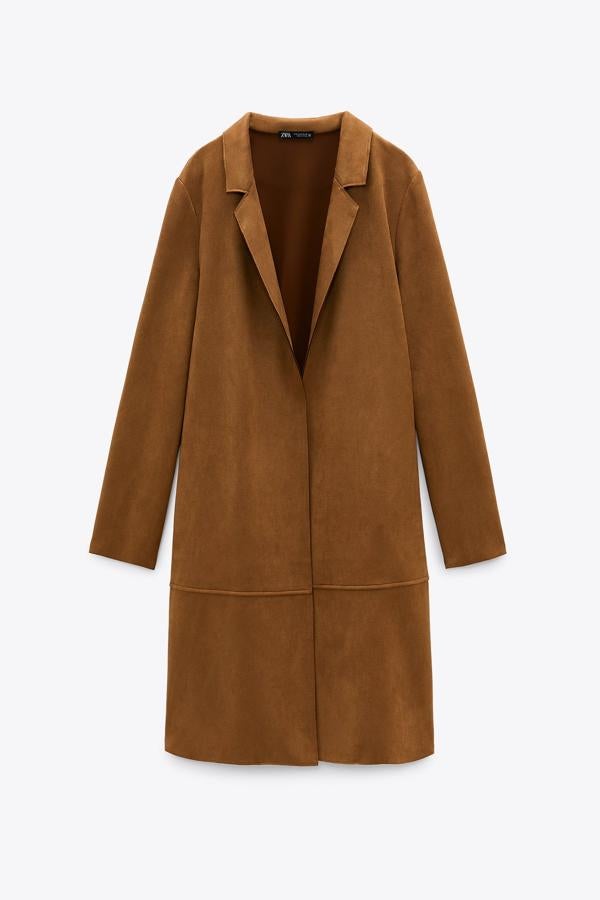 Abrigo recto de ante, de Zara (29,95 €).