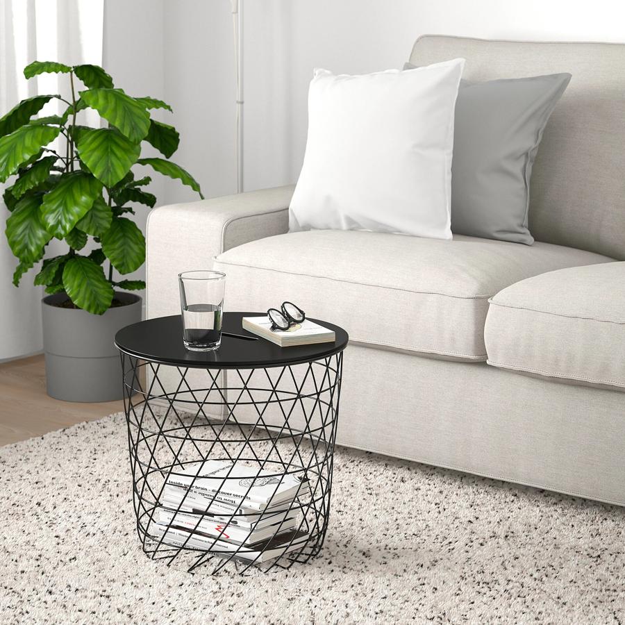 Disponible en blanco o negro, esta mesa redonda, con 44 centímetros de diámetro cuenta con cesta de almacenaje en su interior y tiene un precio de 20 euros.