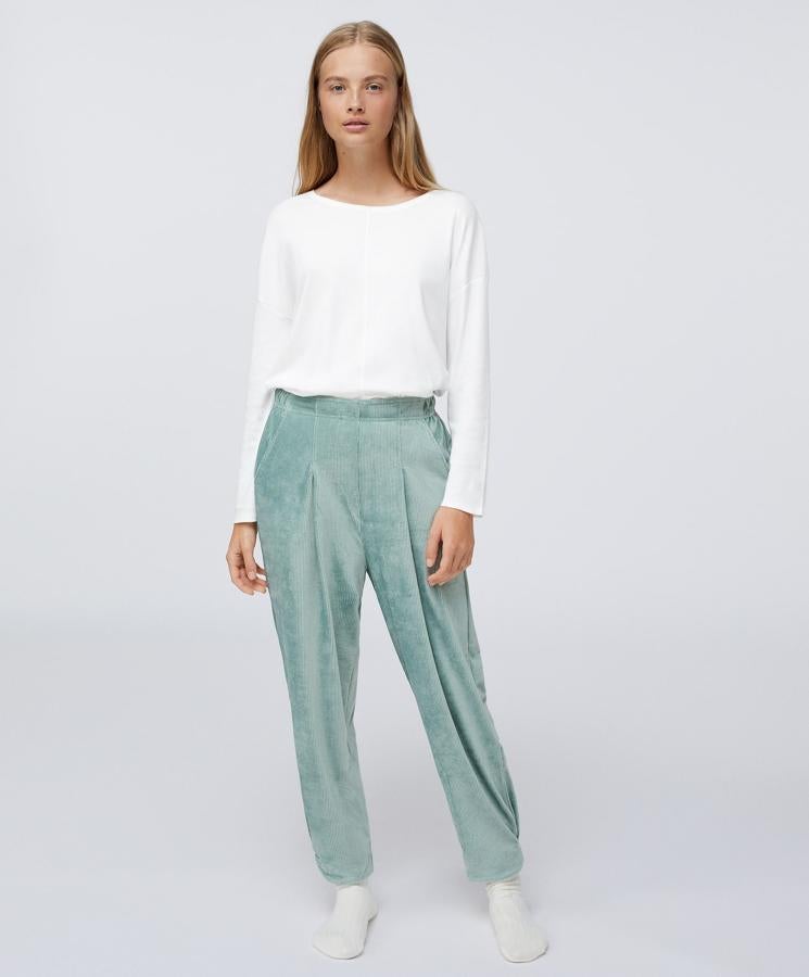 De suave pana de color verde agua, este pantalón largo con cintura elástica cuenta con bolsillos laterales y tiene un precio rebajado de 15,99 euros.