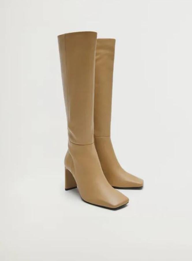 Botas en color arena y tacón plano, de Mango. Rebajadas de 129,99 a 79,99 euros.