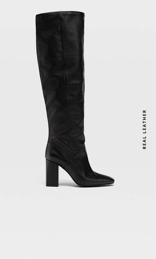 Botas negras de tacón cuadrado de Stradivarius. Rebajadas de 89,99 a 49,99 euros.